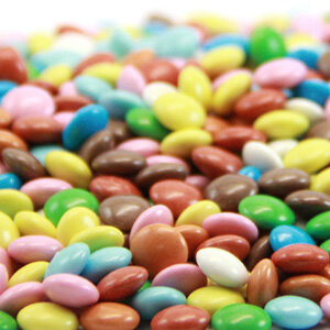 Украшение шоколад.  Арлекино (пакет 1 кг.) Декор для заказных тортов в виде разноцветных драже размером около 8 мм, содержание в 100 г продукта 195 ± 1 шт

Органолептические характеристики:
глазированные сладкие разноцветные круглые украшения, внутри с шоколадной начинкой.

Состав: молочный шоколад 44% (какао минимум 44%), (сахароза, какао масло, сухое молоко, какао-паста, сухое обезжиренное молоко, эмульгатор лецитин подсолнечника Е322; ароматизатор), сахароза, крахмал рисовый, стабилизатор гуммиарабик, мальтодекстрин (из пшеницы); глазирователь воск карнаубский E903; красители диоксид титана E171, натуральный экстракт сафлора, кармин E120, синий блестящий E133, может содержать следы орехов и глютена

Пищевая ценность в 100 г. продукта (г.):  	-белки	5.00
-жиры	18.90
-углеводы	68.00
Влажность (%): 6.10
Энергетическая ценность в 100 г. продукта (ккал.): 464.00

Страна происхождения: Италия
Изготовитель: I.D.A.V. S.p.a.
Срок годности: 24 мес.
Условия хранения: хранить вдали от источников тепла и солнечных лучей при температуре от 12 до 18 °C

Рекомендации по применению:
использовать как украшение для кондитерских изделий