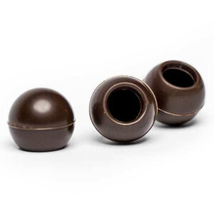 Украшение шоколадное ТРЮФЕЛЬ темн. 504 шт (короб 1.4 кг.) Кондитерская капсула из темного шоколада в виде сферы диаметром 25мм ,с содержанием какао-продуктов 54%, количество в упаковке 504 шт.

Органолептические характеристики:
Сферические полые капсулы темно-коричневого цвета со вкусом и ароматом темного шоколада

Состав: Какао-масса, сахар, какао-масло, натуральный ароматизатор ваниль, эмульгатор подсолнечный лецитин Е322. Может содержать следы орехов, сои, молока и продуктов его переработки.
Рекомендации по применению:
Использовать для украшения кондитерских изделий и мороженого, а также для производства шоколадных конфет в качестве готовых корпусов. Во избежание ухудшения внешнего вида (поседения) при хранении, рекомендуется относительная влажность воздуха не более 70%, при температуре от 12°С до 20°С.