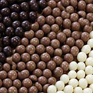 Украшение шоколадное ШАРИКИ КРАНЧ МОЛОЧНЫЕ (короб 2 кг.) Хрустящие шоколадные украшения в виде шариков.

Органолептические характеристики:
Хрустящие сферы диаметром от 3 до 8мм, покрытые молочным шоколадом.

Состав: Молочный шоколад (88%)(сахар, какао-масло, сухое цельное молоко, какао тертое, эмульгатор соевый лецитин, натуральный ароматизатор ваниль), экструдированные злаки (рисовая мука, сахар, пшеничный солод, соль), глазирователь шеллак Е904, загуститель гуммиарабик E414, содержит глютен и продукты его переработки, молоко и продукты его переработки, сою и продукты его переработки, может содержать следы яиц и орехов.

Рекомендации по применению:
Использовать для декорации тортов, пирожных, конфет, мороженого, а также как добавку в холодные кремы и начинки.